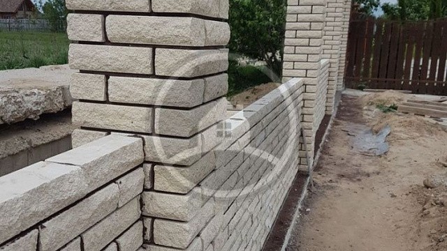 , qbrick, oblitsovochnyy_kirpich, belyy, zabor