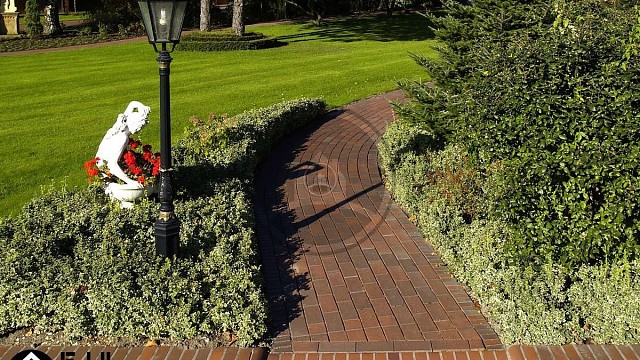 , trotuarnaya_plitka, krasnyy_pyestryy, landshaftnyy_dizayn