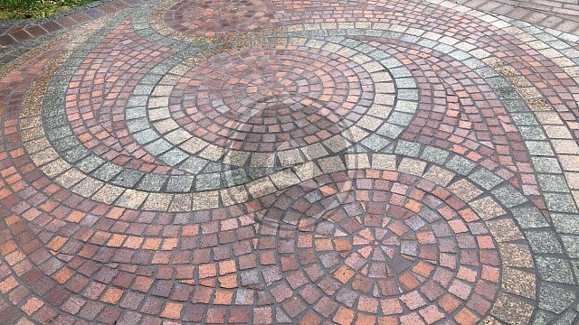 , trotuarnaya_plitka, sero_belyy, landshaftnyy_dizayn