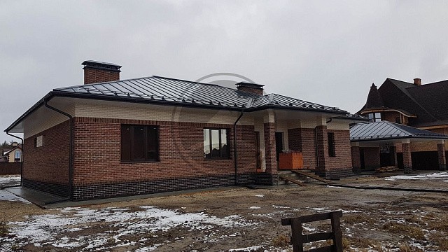 , grand_line, perel, slavyanskiy_kirpich, vodostochnye_sistemy, oblitsovochnyy_kirpich, sofity, faltsevaya_krovlya, tsvetnye_kladochnye_smesi, bavarskaya_kladka, belyy, chernyy, dom