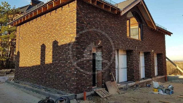 , brisk_brick, volgogradskiy_blok, keramzitobetonnye_bloki, metallocherepitsa, oblitsovochnyy_kirpich, ral_3005, dom