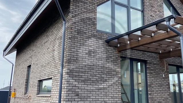 , tandem, oblitsovochnyy_kirpich, seryy, dom