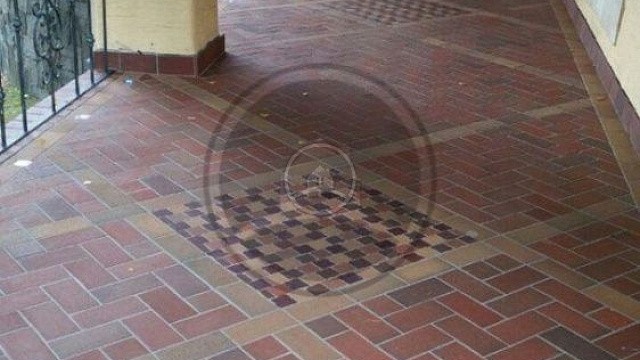 , trotuarnaya_plitka, krasnyy_pyestryy, landshaftnyy_dizayn