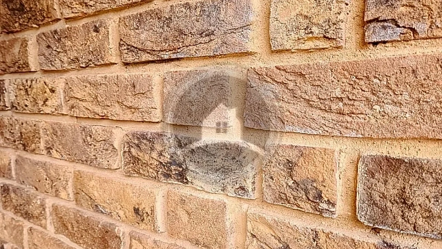 , brisk_brick, volgogradskiy_blok, keramzitobetonnye_bloki, metallocherepitsa, oblitsovochnyy_kirpich, ral_3005, dom