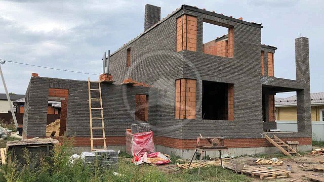 , tandem, oblitsovochnyy_kirpich, seryy, dom