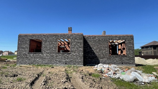 , volgogradskiy_blok, tandem, keramicheskie_bloki, oblitsovochnyy_kirpich, seryy, dom