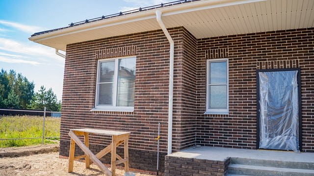 , galeco, grand_line, perel, tandem, vodostochnye_sistemy, metallocherepitsa, oblitsovochnyy_kirpich, sofity, tsvetnye_kladochnye_smesi, elementy_krovli, bavarskaya_kladka, belyy, korichnevyy, lastochka_kp, dom