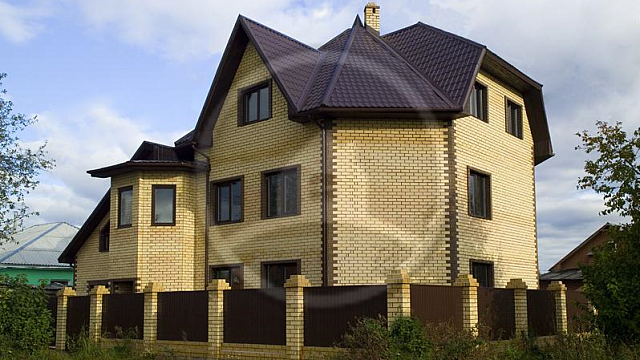 , aquasystem, perel, qbrick, tandem, metallocherepitsa, oblitsovochnyy_kirpich, korichnevyy, dom