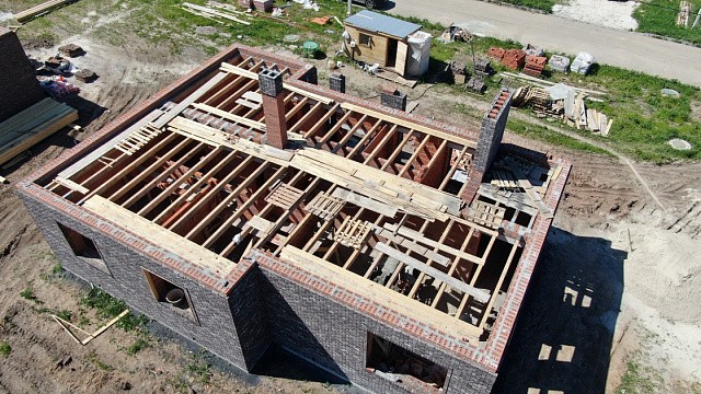 , volgogradskiy_blok, tandem, keramicheskie_bloki, oblitsovochnyy_kirpich, seryy, dom