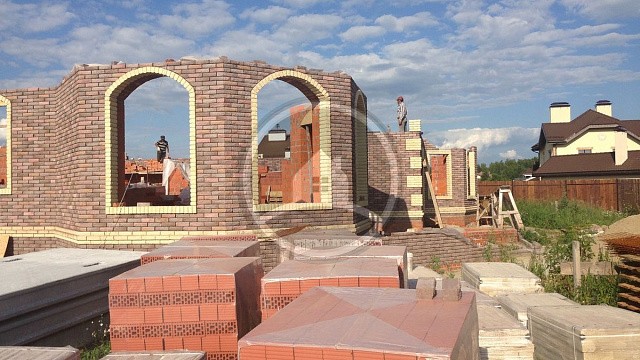 , braer, perel, qbrick, oblitsovochnyy_kirpich, tsvetnye_kladochnye_smesi, bavarskaya_kladka, belyy, snegiri_kp, dom, kladka