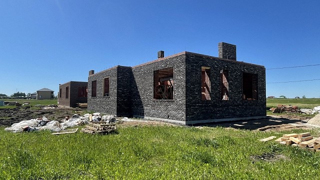 , volgogradskiy_blok, tandem, keramicheskie_bloki, oblitsovochnyy_kirpich, seryy, dom