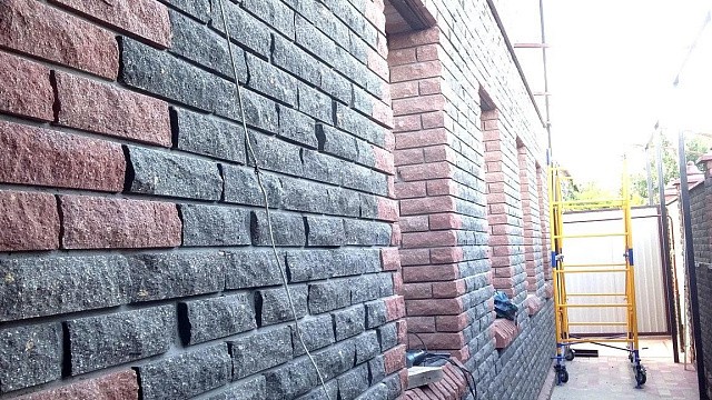 , qbrick, oblitsovochnyy_kirpich, granatovyy, chernyy, dom