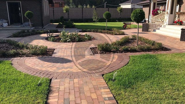 , trotuarnaya_plitka, krasnyy_fleshing, landshaftnyy_dizayn