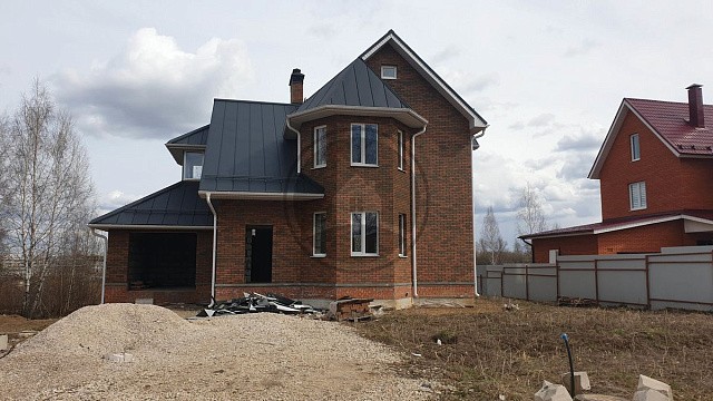 , grand_line, krasnaya_gvardiya, vodostochnye_sistemy, oblitsovochnyy_kirpich, sofity, faltsevaya_krovlya, bavarskaya_kladka, chernyy, dom