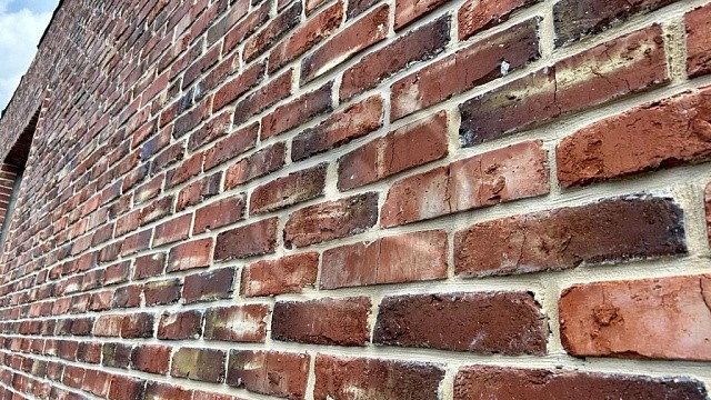 , kavkazskiy_ruchnik, oblitsovochnyy_kirpich, krasnyy_pyestryy, stena