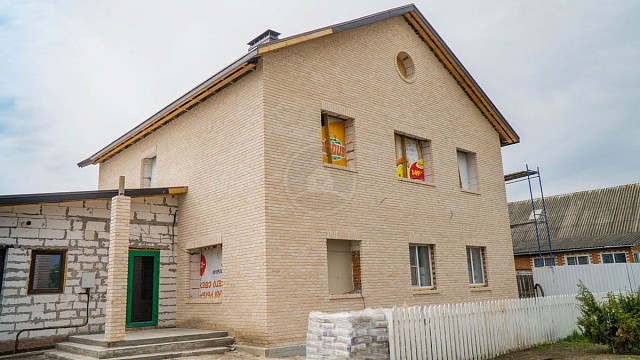 , perel, bogandinskiy, oblitsovochnyy_kirpich, tsvetnye_kladochnye_smesi, bavarskaya_kladka, troitsa, dom