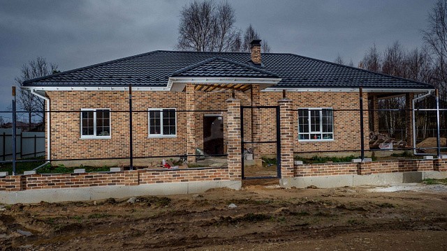 , tandem, oblitsovochnyy_kirpich, korichnevo_krasnyy, dom