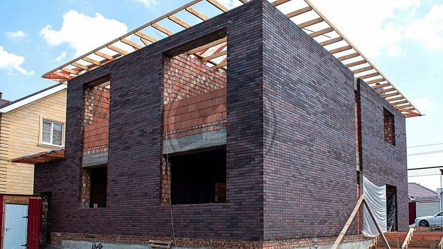 , slavyanskiy_kirpich, oblitsovochnyy_kirpich, bavarskaya_kladka, dom