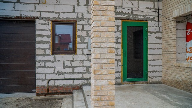 , perel, bogandinskiy, oblitsovochnyy_kirpich, tsvetnye_kladochnye_smesi, bavarskaya_kladka, troitsa, dom