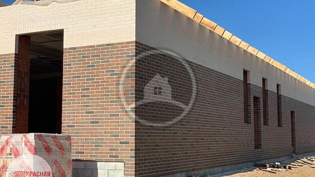 , perel, krasnaya_gvardiya, oblitsovochnyy_kirpich, tsvetnye_kladochnye_smesi, bavarskaya_kladka, belyy, dom