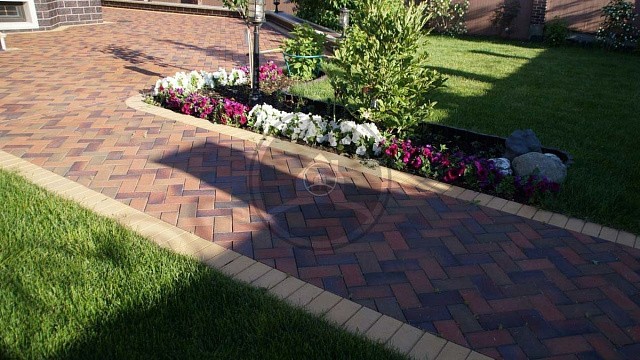 , trotuarnaya_plitka, krasnyy_pyestryy, landshaftnyy_dizayn