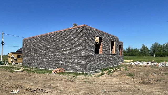 , volgogradskiy_blok, tandem, keramicheskie_bloki, oblitsovochnyy_kirpich, seryy, dom