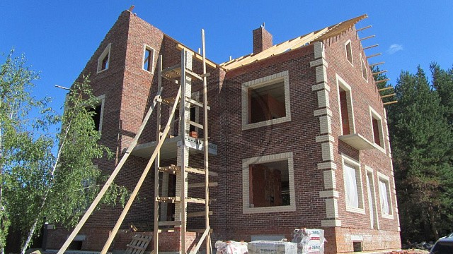 , perel, wienerberger, oblitsovochnyy_kirpich, tsvetnye_kladochnye_smesi, bavarskaya_kladka, belyy, dom