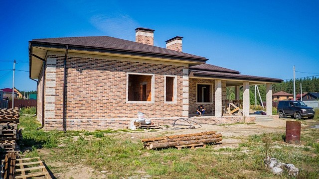 , galeco, perel, qbrick, tandem, vodostochnye_sistemy, oblitsovochnyy_kirpich, fasady, tsvetnye_kladochnye_smesi, bavarskaya_kladka, belyy, korichnevyy, polkovo, dom