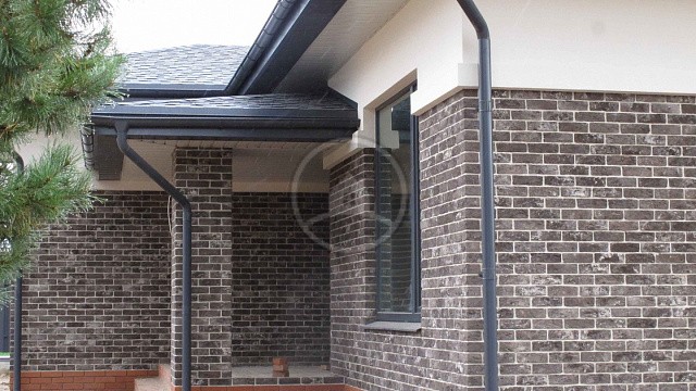 , tandem, oblitsovochnyy_kirpich, chernyy, dom