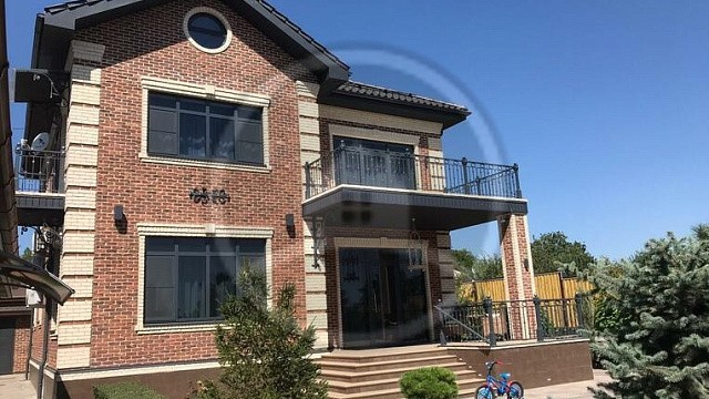 , bogandinskiy, metallocherepitsa, oblitsovochnyy_kirpich, ral_3005, dom