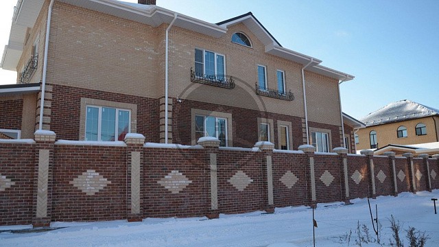 , perel, wienerberger, oblitsovochnyy_kirpich, tsvetnye_kladochnye_smesi, bavarskaya_kladka, belyy, ryazan, dom, zabor