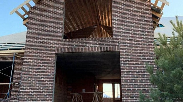 , perel, slavyanskiy_kirpich, oblitsovochnyy_kirpich, tsvetnye_kladochnye_smesi, bavarskaya_kladka, belyy, dom