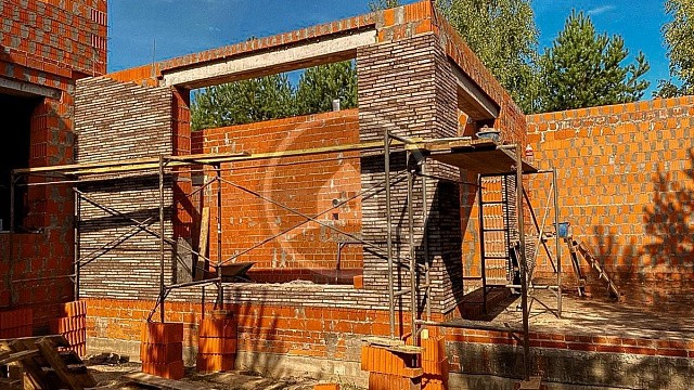 , volgogradskiy_blok, tandem, keramicheskie_bloki, oblitsovochnyy_kirpich, sero_belyy, kladka, stena