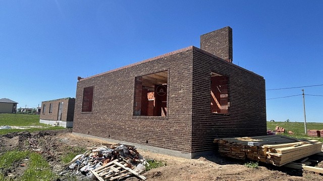 , volgogradskiy_blok, tandem, keramicheskie_bloki, oblitsovochnyy_kirpich, bordovyy, dom