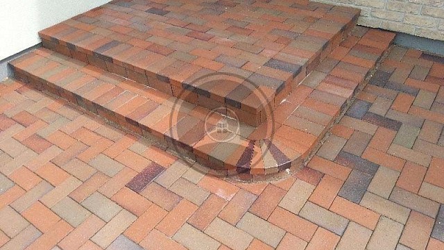 , trotuarnaya_plitka, krasnyy_pyestryy, landshaftnyy_dizayn