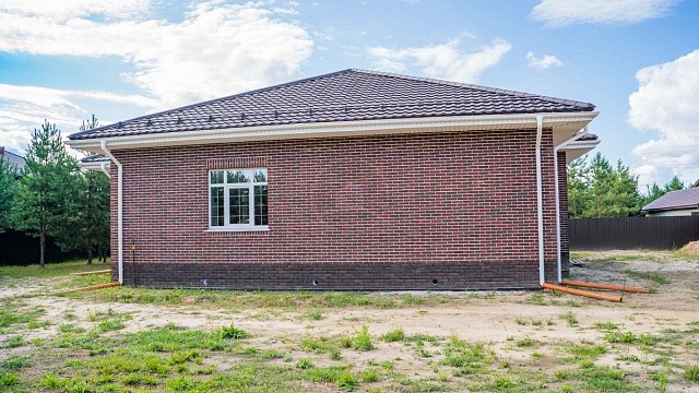 , galeco, grand_line, perel, tandem, vodostochnye_sistemy, metallocherepitsa, oblitsovochnyy_kirpich, sofity, tsvetnye_kladochnye_smesi, bavarskaya_kladka, belyy, korichnevyy, skazka_v_lesu_kp, dom