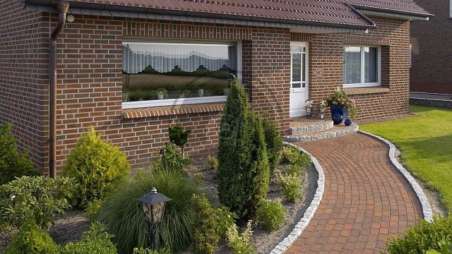 , trotuarnaya_plitka, krasnyy_pyestryy, landshaftnyy_dizayn