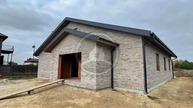 , brisk_brick, volgogradskiy_blok, keramzitobetonnye_bloki, metallocherepitsa, oblitsovochnyy_kirpich, ral_3005, dom